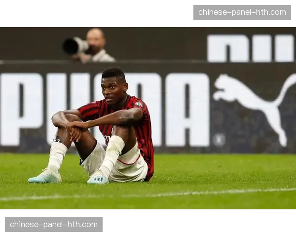 特写：重伤复出后，AC米兰前锋莱奥在训练场独自加练至深夜