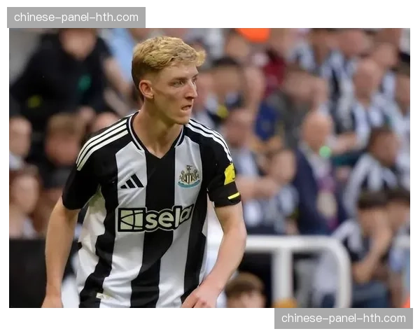 现场直击：纽卡斯尔边锋戈登在激烈拼抢中伤退，疑似膝盖受伤。