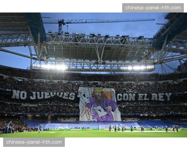 圣西罗南看台巨型TIFO展示米兰城地图,致敬德比历史 圣西罗南看台巨型TIFO展示米兰城地图,致敬德比历史