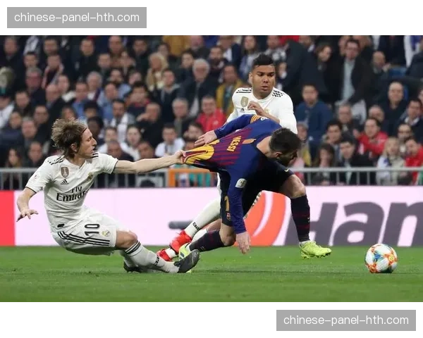 复盘皇马vs巴萨：楚阿梅尼的拖后保护如何遏制了对手的肋部进攻