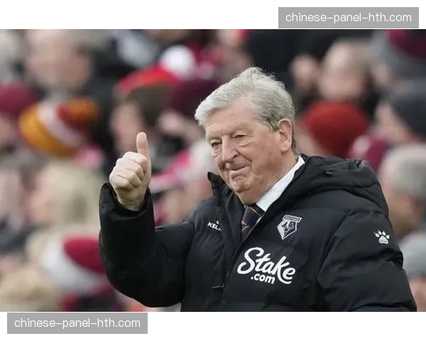 花絮:大雨中水晶宫小球迷高举标语为霍奇森庆生 花絮:大雨中水晶宫小球迷高举标语为霍奇森庆生